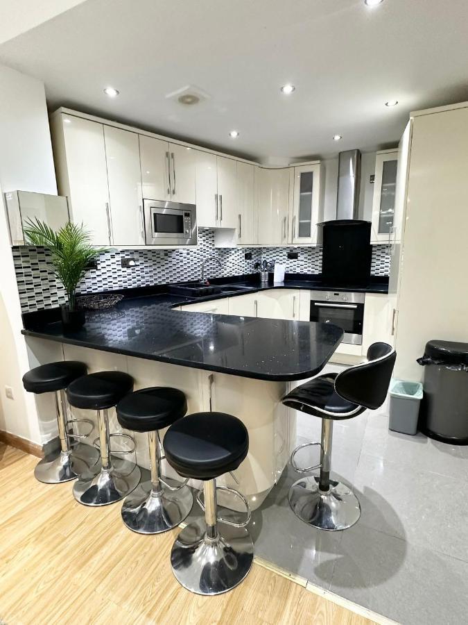 Relaxing Room In Spacious House London Exterior foto